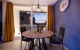 Kailani Luxury Central 3 Bedroom, 3 Bathroom Apartment With A Sunny Balcony